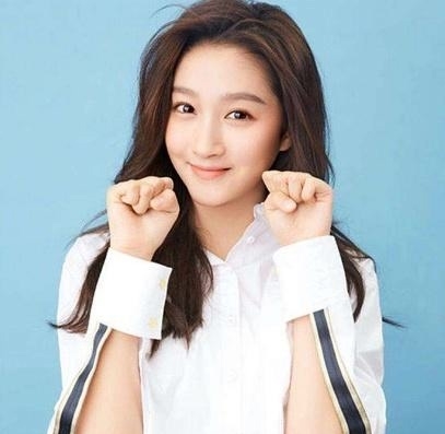 关晓彤帮鹿晗系鞋带,是不是爱的太卑微?网民: