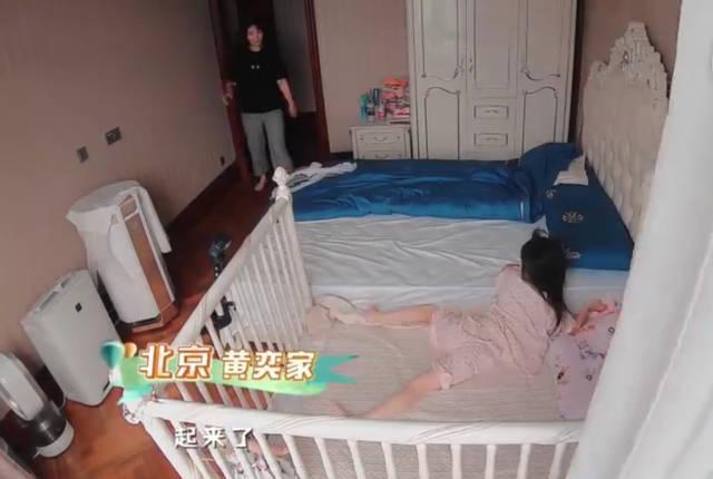 黄奕带女儿录综艺跳舞又弹琴行程好满，怪不得铛铛会打滚求饶