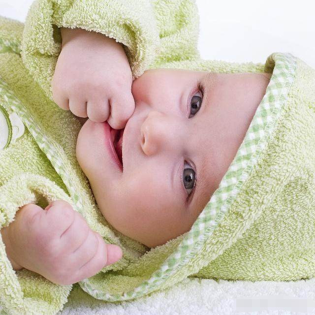 宝宝1岁前有这几个表现,不一定是生病了,可能