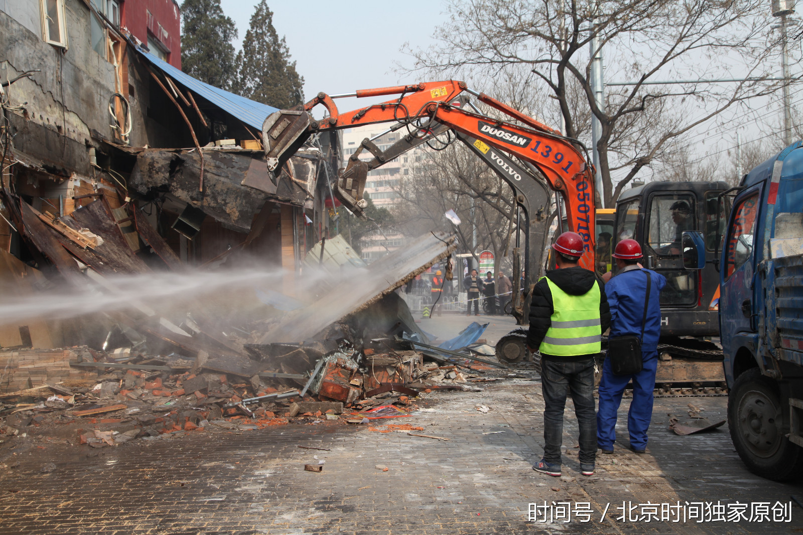 丰台213处住宅外接违建开始拆除-北京时间