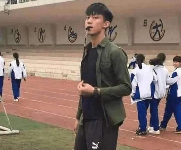 别人家的老师内裤,因高中女生太痴迷,只调任女生体育痕图片