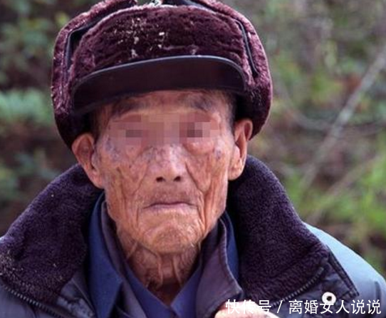 父亲去世，几个儿子争房子，只有女儿收拾父亲衣物，看到衣物傻了