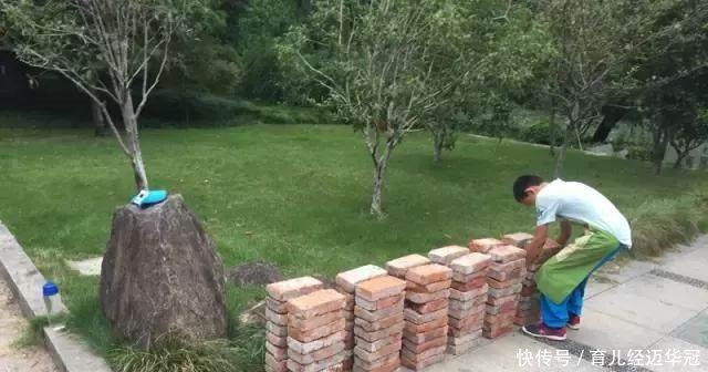 11岁男孩退学连续搬砖52天,背后的原因真令人