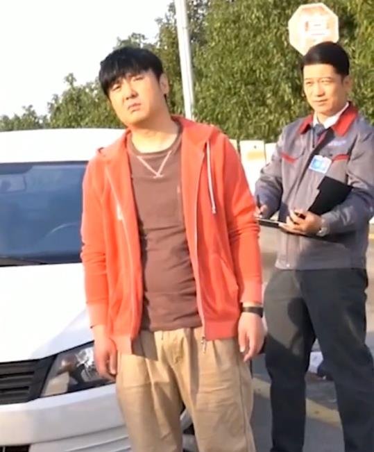 沈腾参加活动自带喜感秒变车模,姿势如此熟练