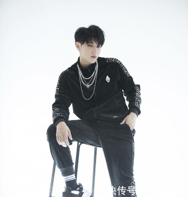 黄子韬穿破洞裤就算了,还把牛仔外套衣袖剪一