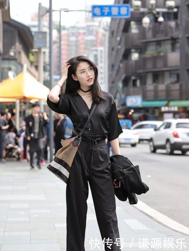 街拍随心的美女知性,身材高挑,演员群龙裤凸显夺宝黑色连体美女图片