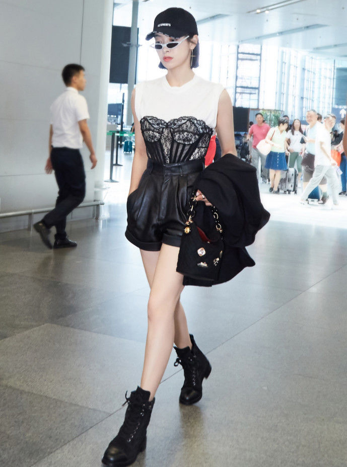 宋茜上面穿得真大胆,裤子特意拉高几公分,感觉