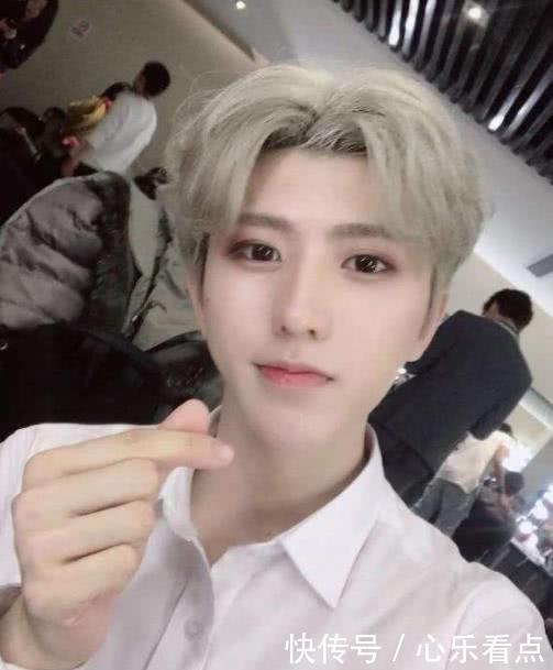 蔡徐坤微博放帅照自称给粉丝交作业,粉丝浏览