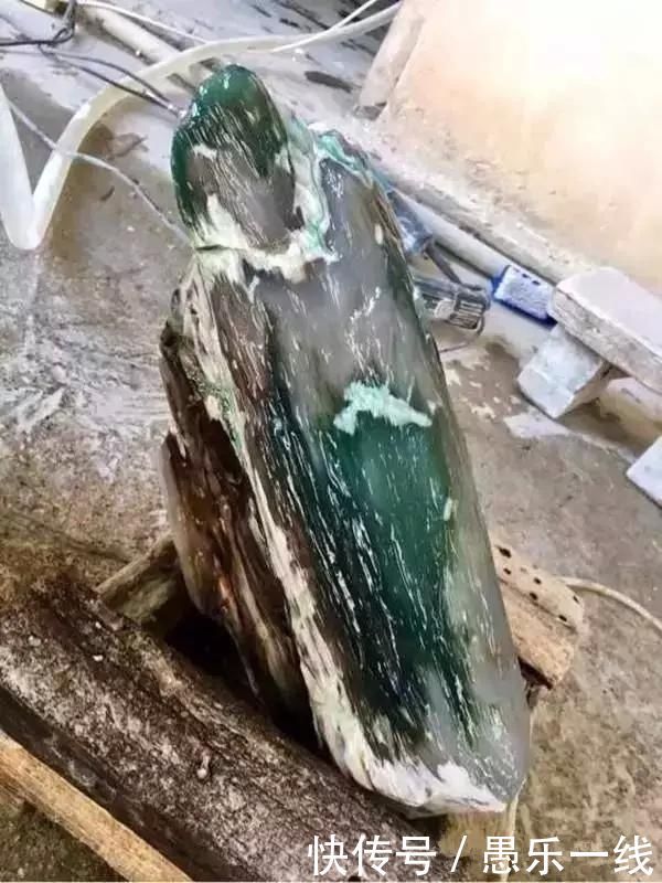 小伙挖到块绿“翡翠”,鉴定后却说不是,但结果却让人更淡定不了