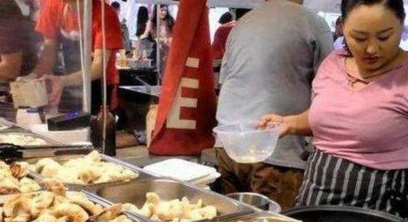 中国夫妻在国外摆摊卖煎饺,5元一份,老外都排