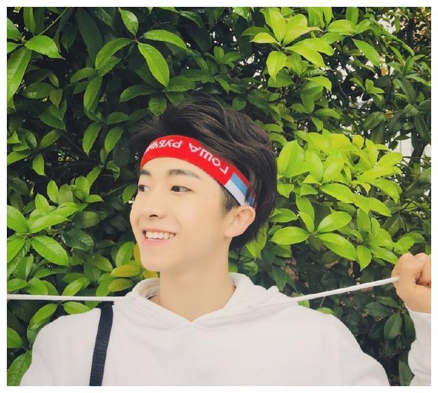 他是高人气的抖音红人,跳舞超级棒,颜值不输小