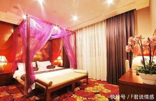 闺蜜成了我继母,爸给她买车买房,我一个举动,让她跪下求我