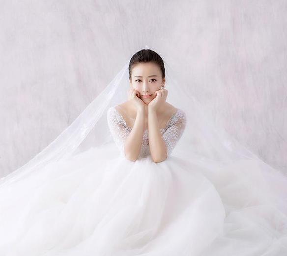 婚纱太美啦~~~ 谈到婚礼,陈紫函表示婚礼的方式跟之前拍过很多电视剧