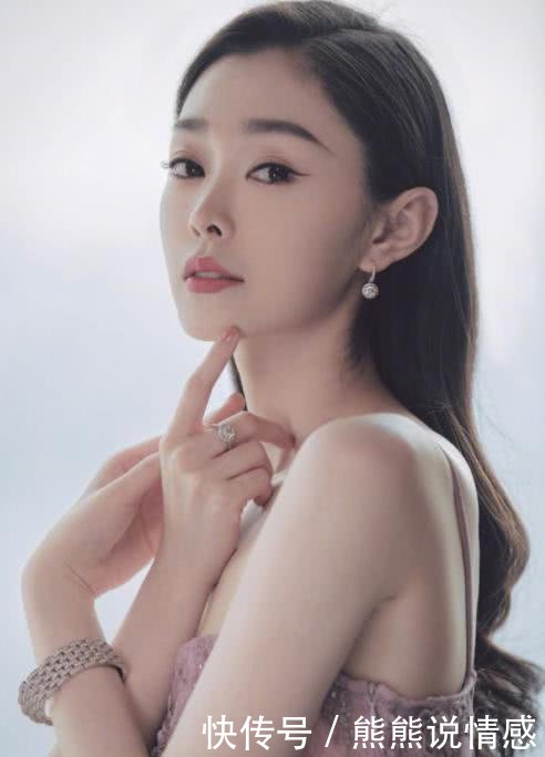 88斤宋轶和98斤金晨同穿粉色吊带裙,网友:微胖