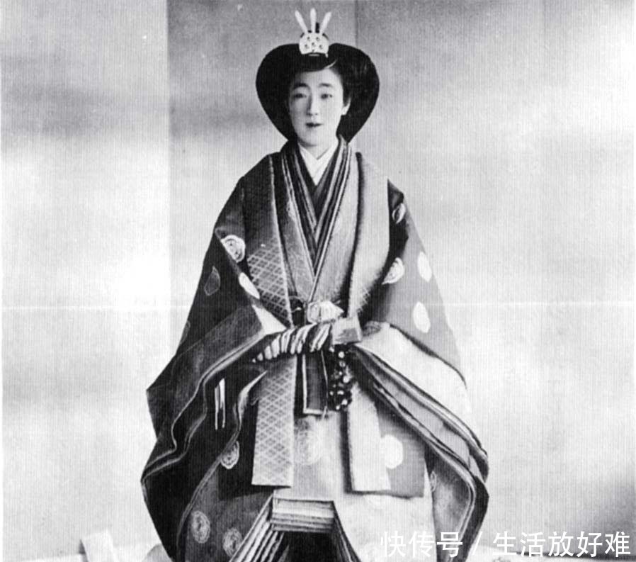 日本天皇裕仁发动了侵华战争, 但他的妻子很值