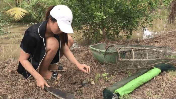 农村美女下地笼捕鱼, 放入特制的诱饵, 几小时后一看不得了