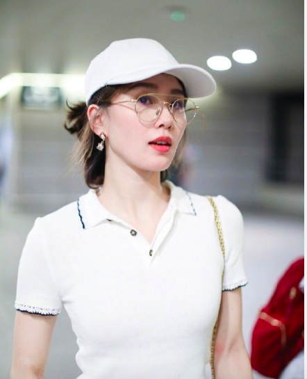 刘诗诗穿补丁裙疾走,大跨步似劈叉,手机壳画面