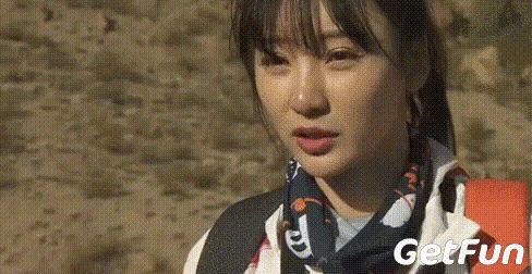 在节目中,柳岩还自爆体重111斤.在攀爬中,还被卡住了.