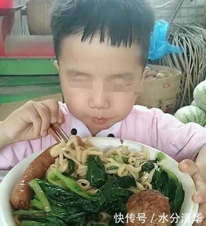 3岁男孩在幼儿园老是说饿,老师疑惑去孩子家一