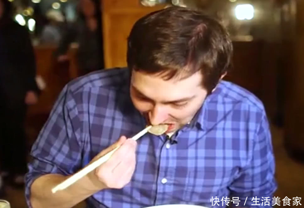 外国人不懂中国人用筷子吃饭,喝汤怎么办?中国