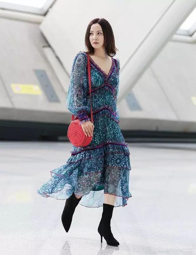 48岁的陶红出席纽约时装周看秀,展现傲人双峰