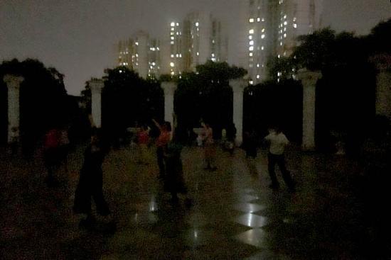 上百居民公园摸黑锻炼 上海名人苑公园为何晚上不开灯？