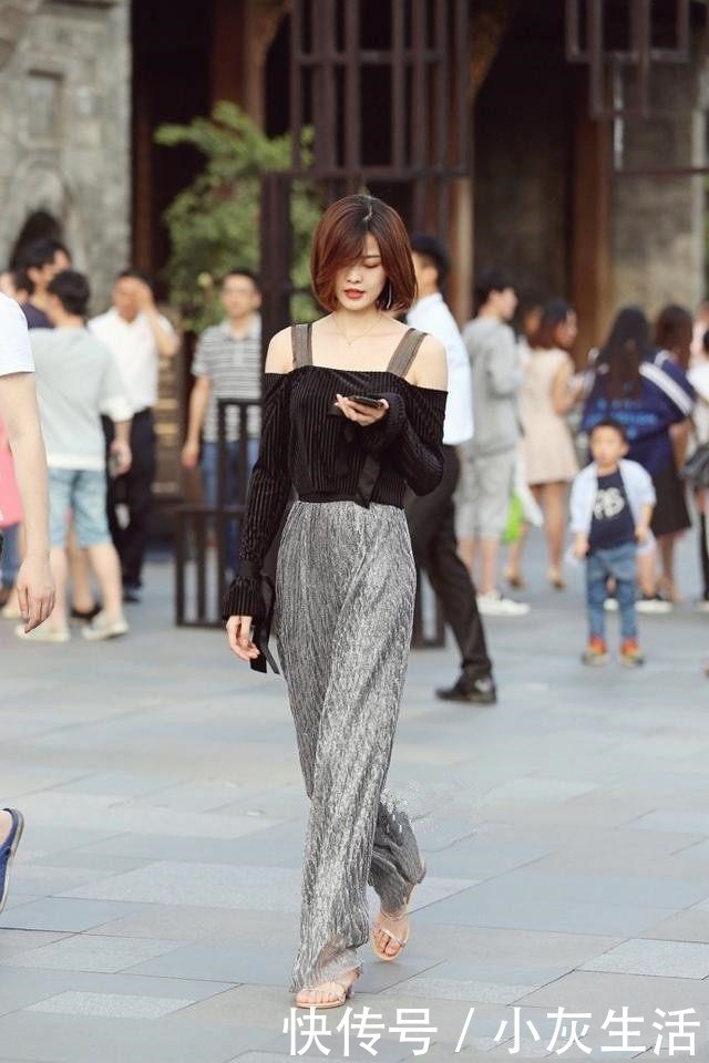 街拍:图四超短裤搭配条纹背心,靠在栏杆上的样