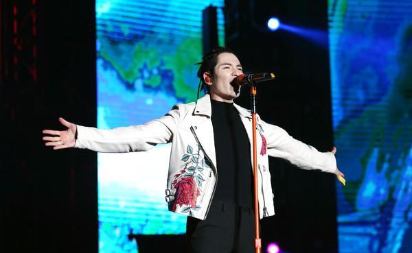 萧敬腾上海演唱会遭遇下雨停电,被卡在半空中