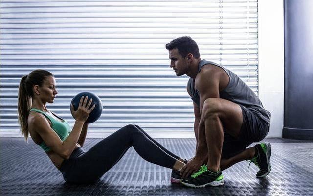 17岁小情侣想打掉腹中胎儿,医生掀开衣服却说:叫你父母来