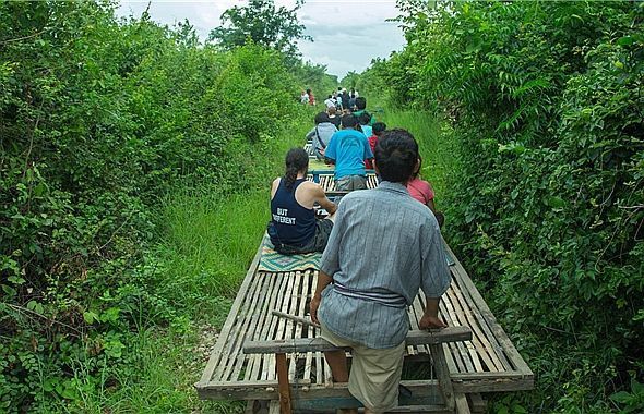 世上独一无二的竹火车就在柬埔寨，司机用根竹竿撑着前进，坐一次