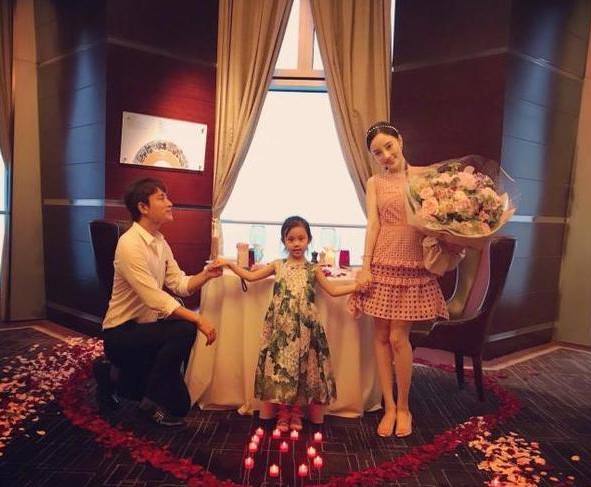 贾乃亮李小璐女儿甜馨近照美翻了!女王范十足