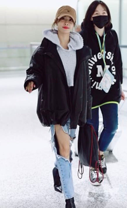 蔡依林现身机场,裤子烂到大腿根部了,一般人根