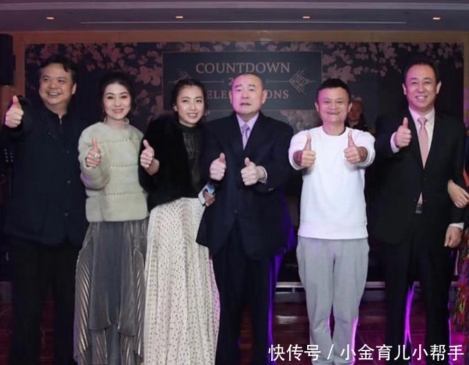 香港富商刘銮雄带媳妇甘比现身晚宴,介绍马云
