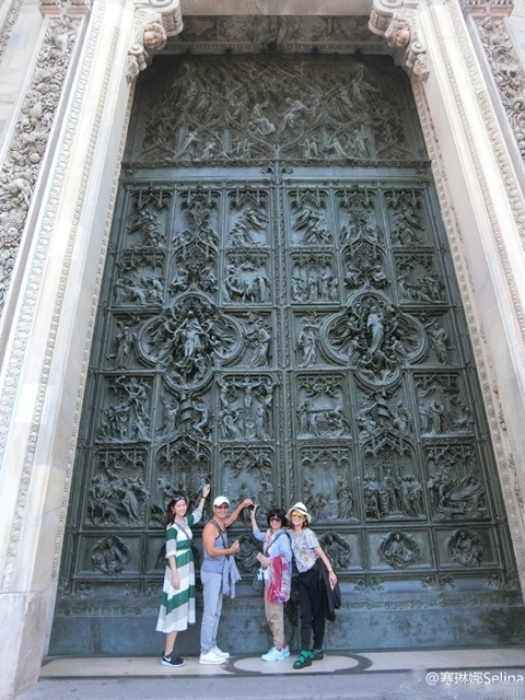 Selina一家四口赴欧洲旅游:家人的心贴近