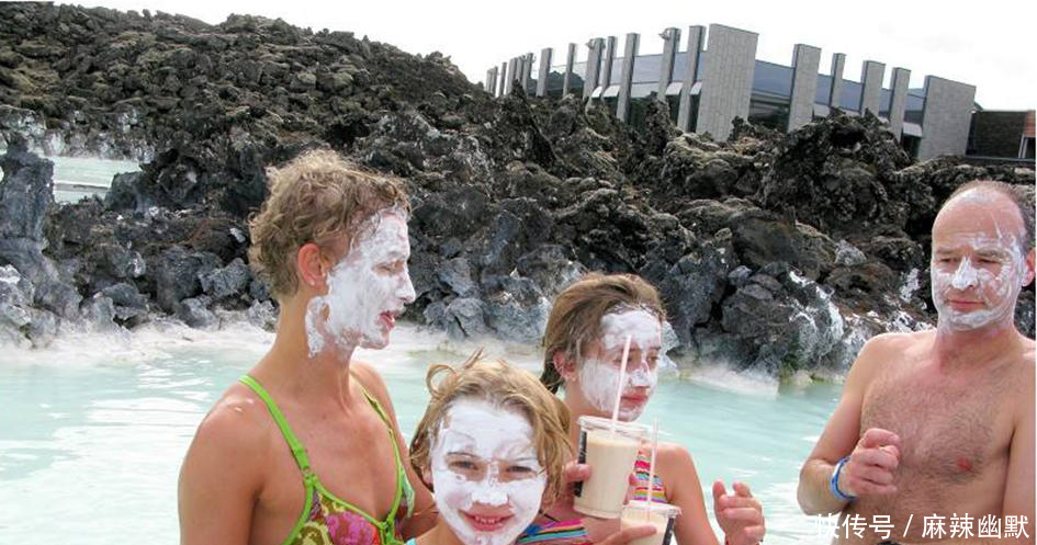 冰岛温泉，被众多美女占领，竟往脸上涂泥浆场面太费解!