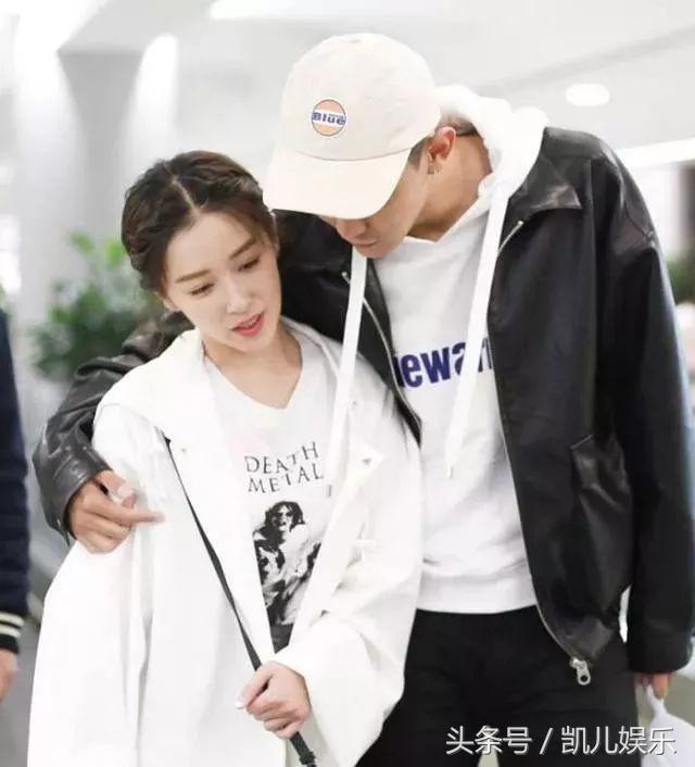 关晓彤穿鹿晗同款现身,明星情侣秀恩爱,每个小