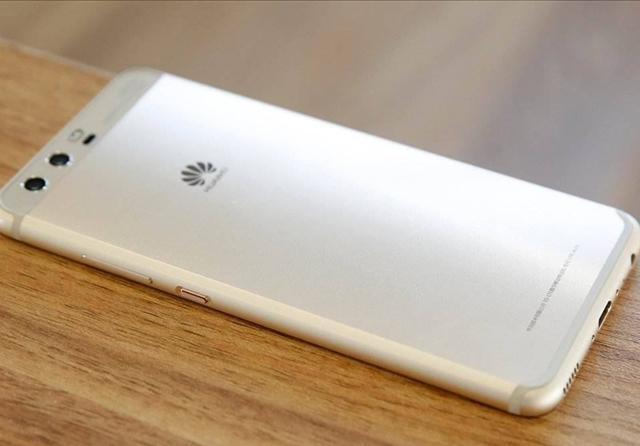 华为p30被曝光:麒麟980+后盖激光配色,3788元