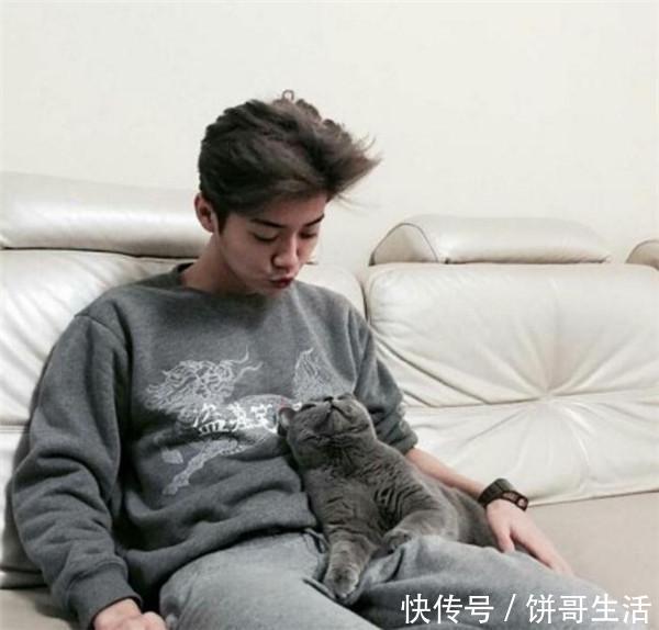 鹿晗和自己猫咪玩耍,网友却觉得脸红不已!