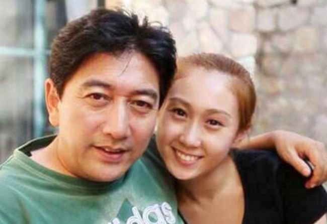 55岁央视主持人水均益,与小13岁妻子合照曝光