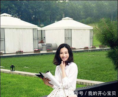 李小冉黑衣白裙现身机场,体态臃肿似大妈!