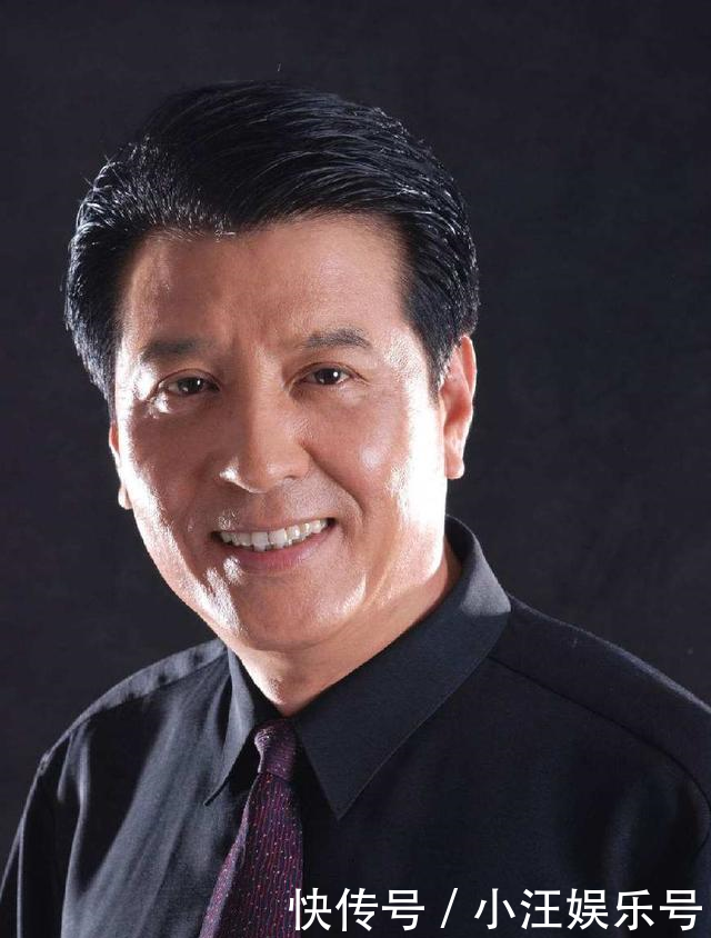 关晓彤爸爸晒与女儿合照,鞋子亮了,网友身后的