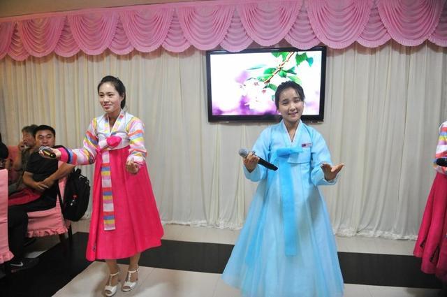 朝鲜女服务员不想回国,因为朝鲜的冬天没有暖