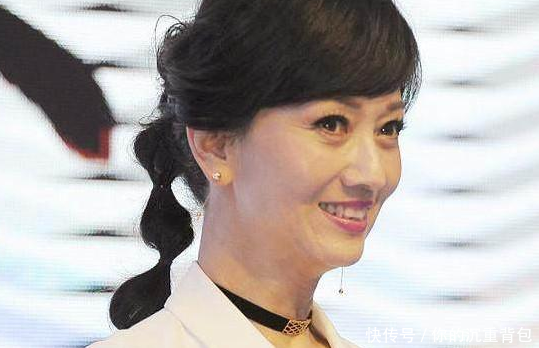 明星都是假冻龄关之琳、张柏芝僵到嘴歪,黎姿