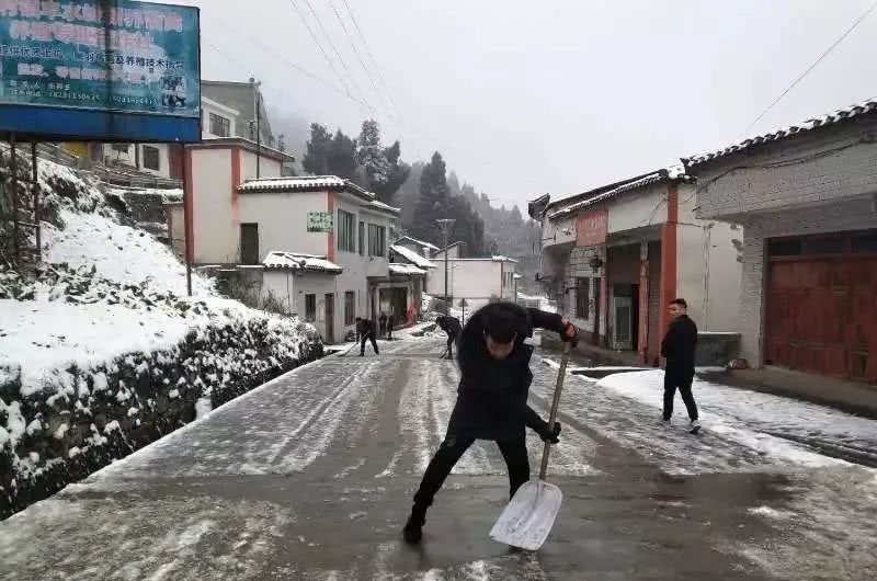 泸州:孕妇腹痛送医却遭风雪阻路,干群齐心铲雪