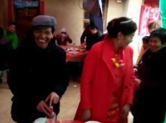 农村大爷也娶了28岁小媳妇 - 红玫瑰 - 红玫瑰 城里流行老少配:农村大爷也娶了28岁小媳妇 -红玫瑰 - 红玫瑰的博客