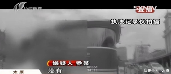 男友手伸进衣服里捏