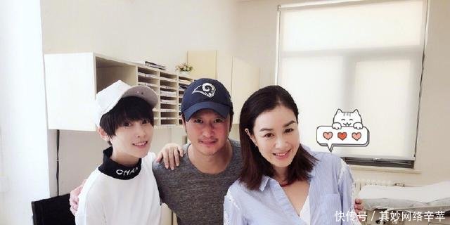 吴京微博28字汇报病况,动手术挨了一刀,和生孩