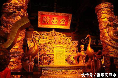 瞎子路边摆卦摊,待来人报上八字后,才知道自己算了“皇帝”命!