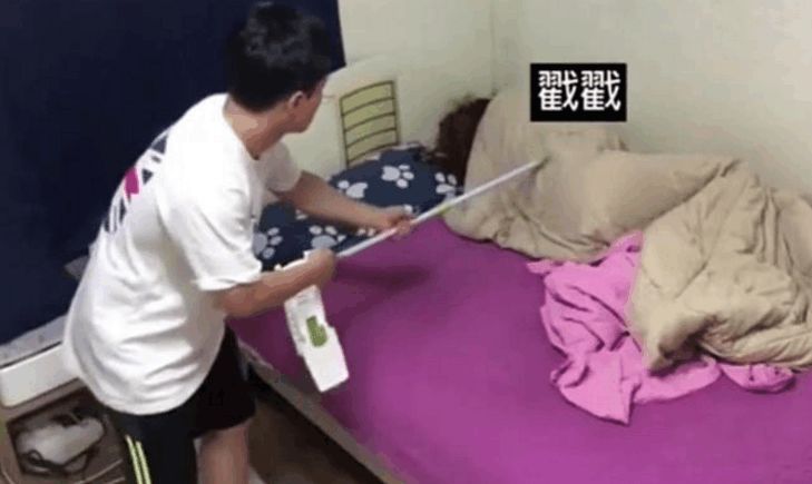 男子醉酒回家, 醒来发现身边躺着陌生女子, 仔细一看尴尬了