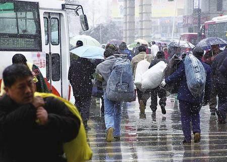 农民的辛酸:60多岁还要外出打工,什么时候才能真正“退休”?